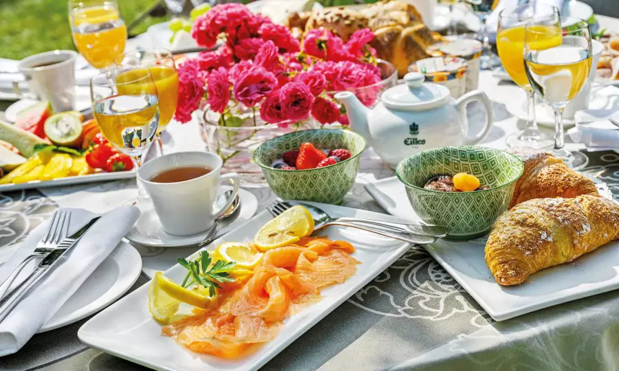 Reichhaltiges Frühstück mit selbstgemachten Marmeladen und Kuchen