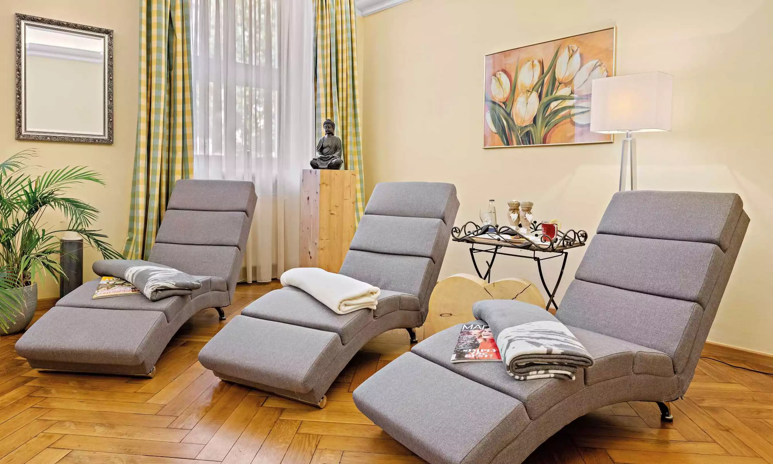 Mit Liebe ausgewühlte Accessoires im Hotelzimmer