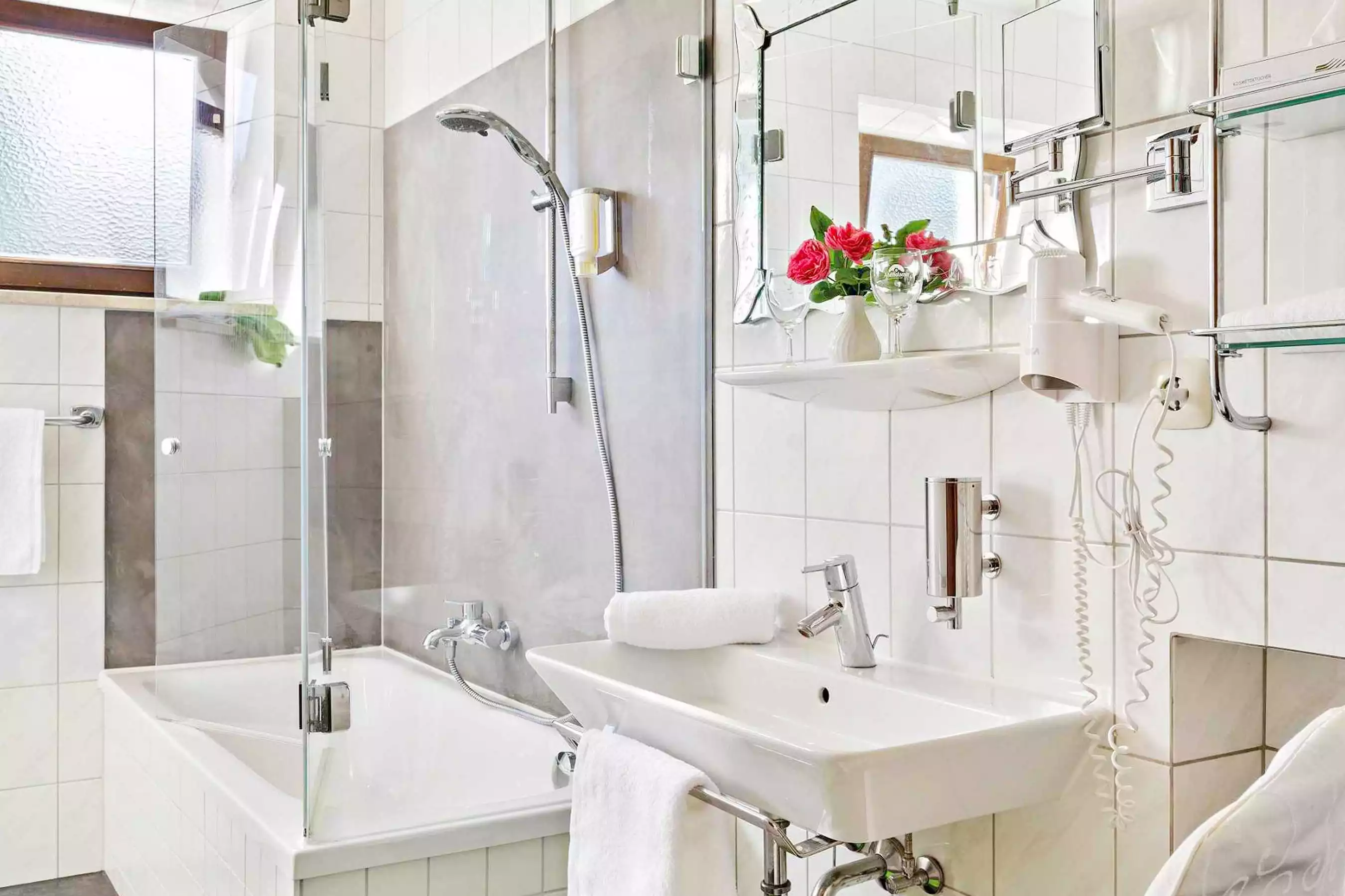 Bad mit Dusche WC Fön